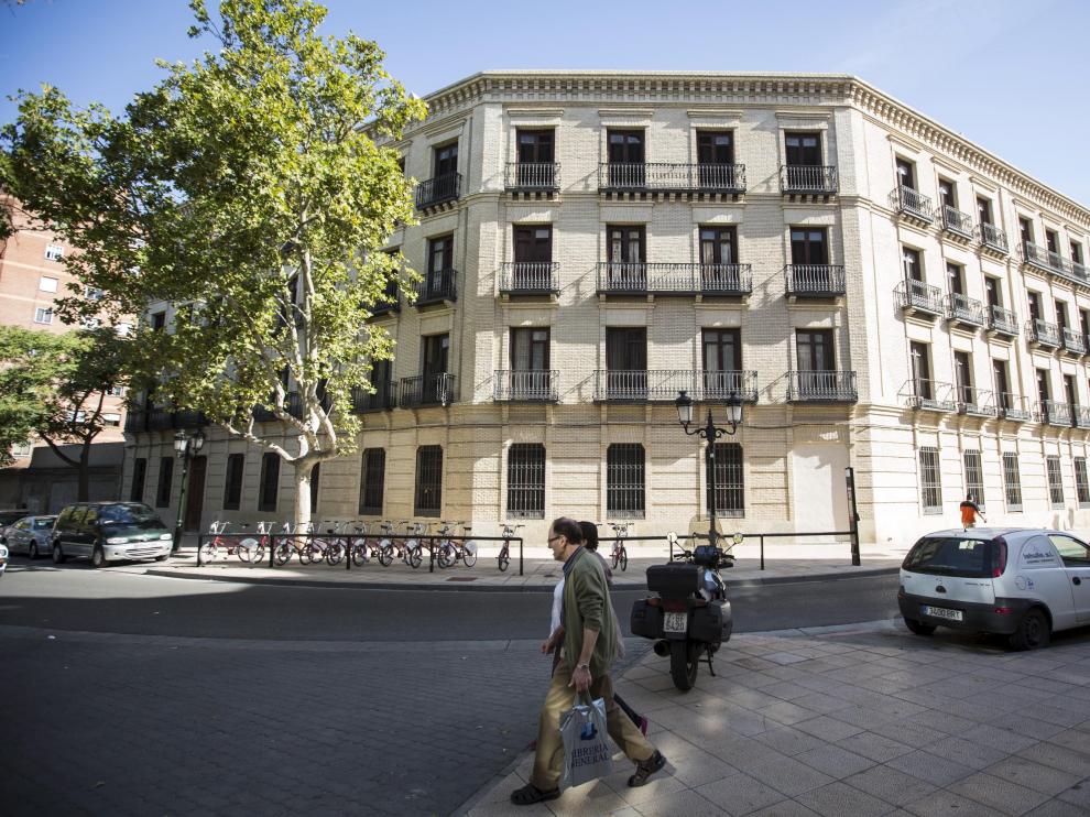 Aunque la fachada de Madre Rafols está restaurada, el interior del cuartel precisa una adecuación.