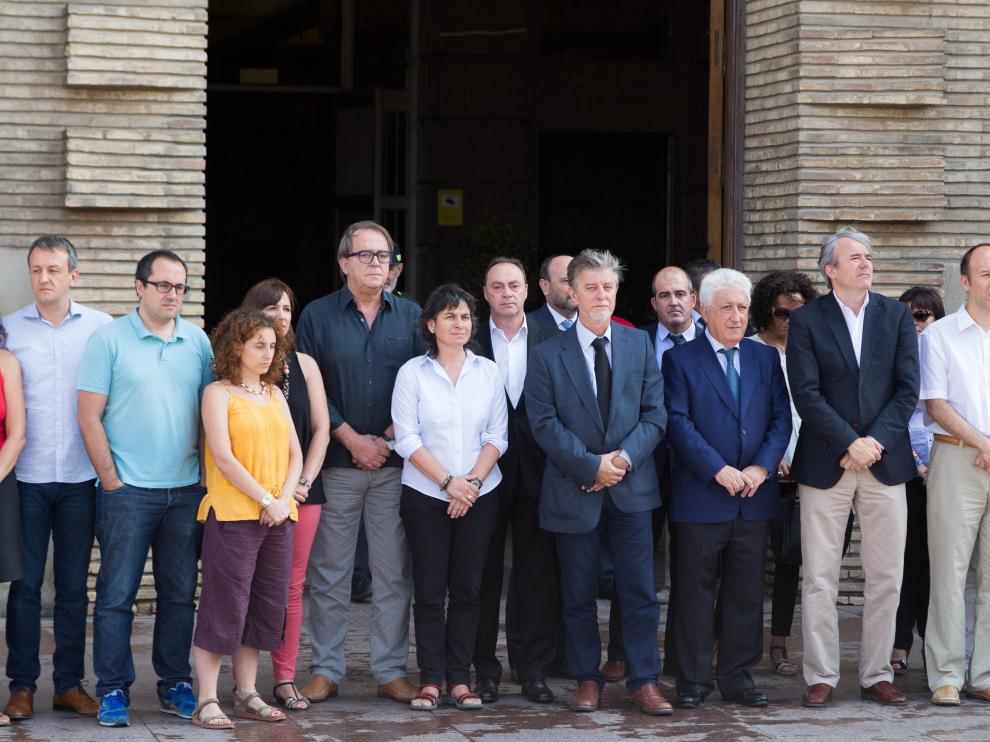 Minuto de silencio en el Ayuntamiento por un asesinato de violencia de género en Zaragoza.