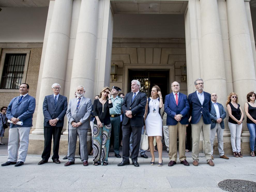 El delegado del Gobierno, en el centro, durante el minuto de silencio celebrado en la plaza del Pilar.