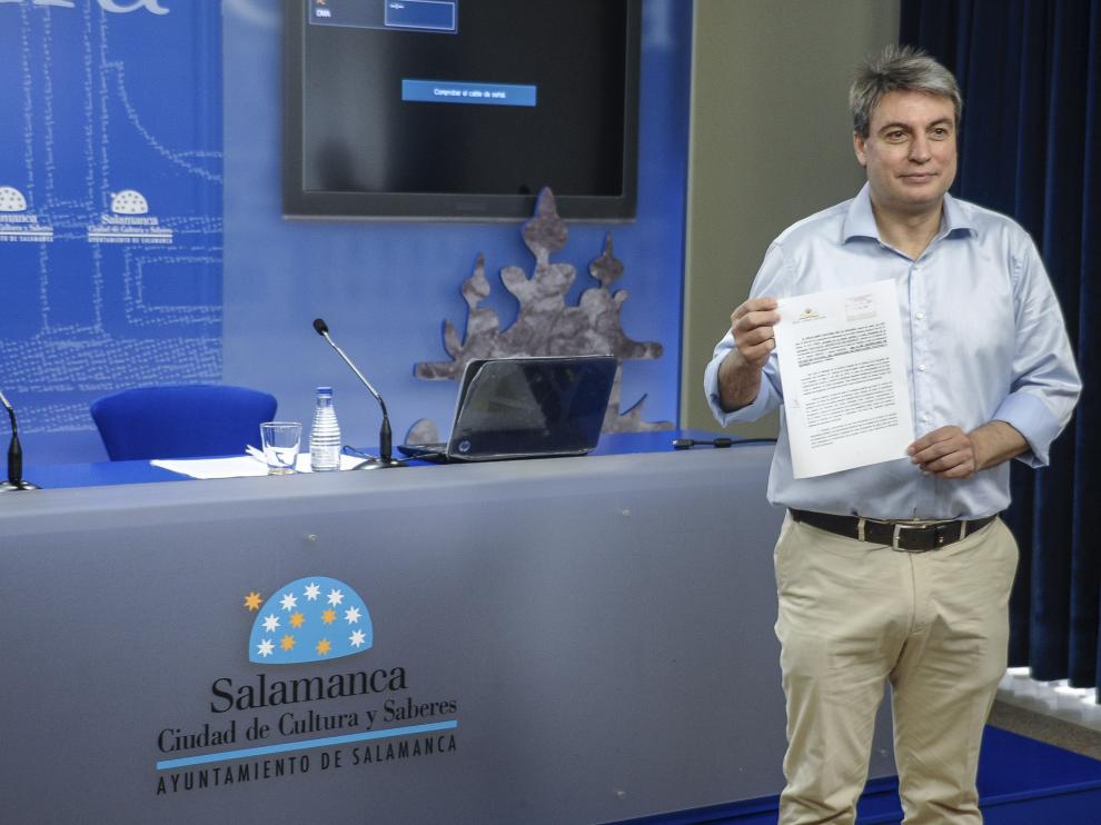 Sánchez con un documento del Archivo de Salamanca.