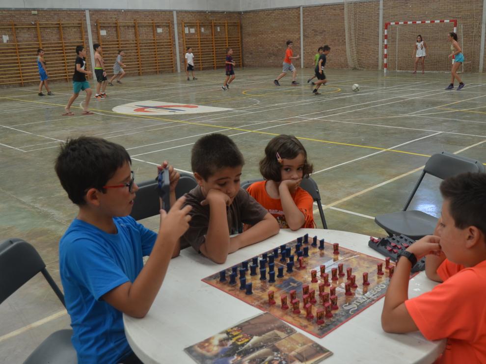 Niños en el polideportivo de Fonz con motivo de La Movida del Cinca Medio.