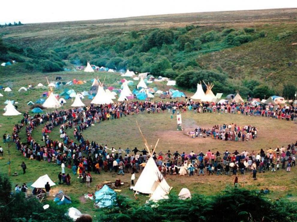 Imagen de un encuentro de la Familia Arcoiris en 1993 en Irlanda