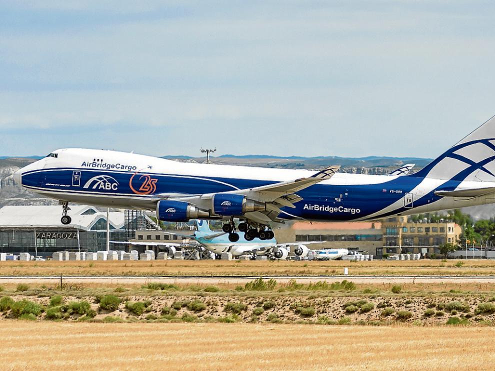 Concentración de cargueros. El aeropuerto recibirá a partir del verano casi una treintena de vuelos semanalesde mercancías.