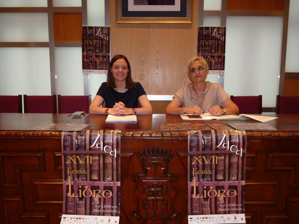 Susana Lacasa, concejal de Cultura de Jaca, y María Fernández, directora de la biblioteca municipal.