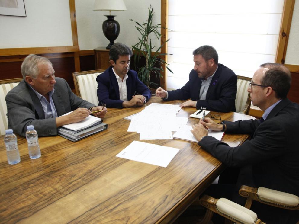 Reunión entre el alcalde de Huesca, Luis Felipe, y el consejero de Vertebración del Territorio, José Luis Soro.