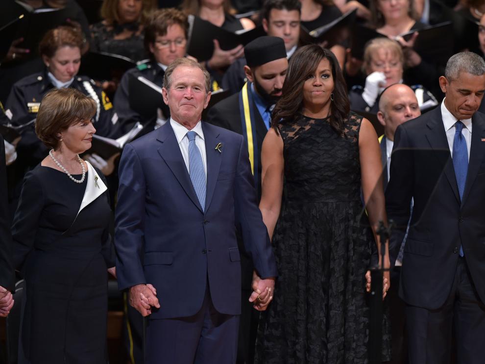 El expresidente Bush también asistió al homenaje junto a Obama.