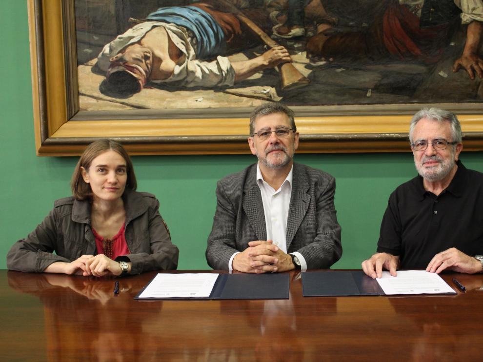 Una imagen de la firma del convenio, con los investigadores Pilar Bayona y Julio Montoya, acompañados por el rector José Antonio Mayoral.