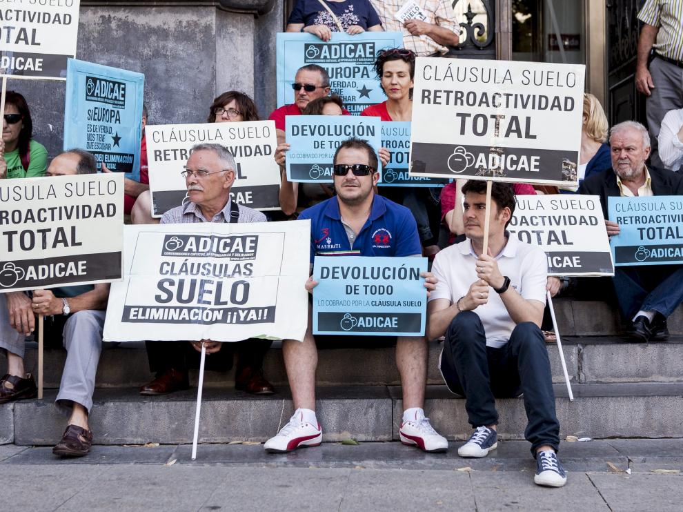 Protesta de varios afectados este miércoles en Zaragoza