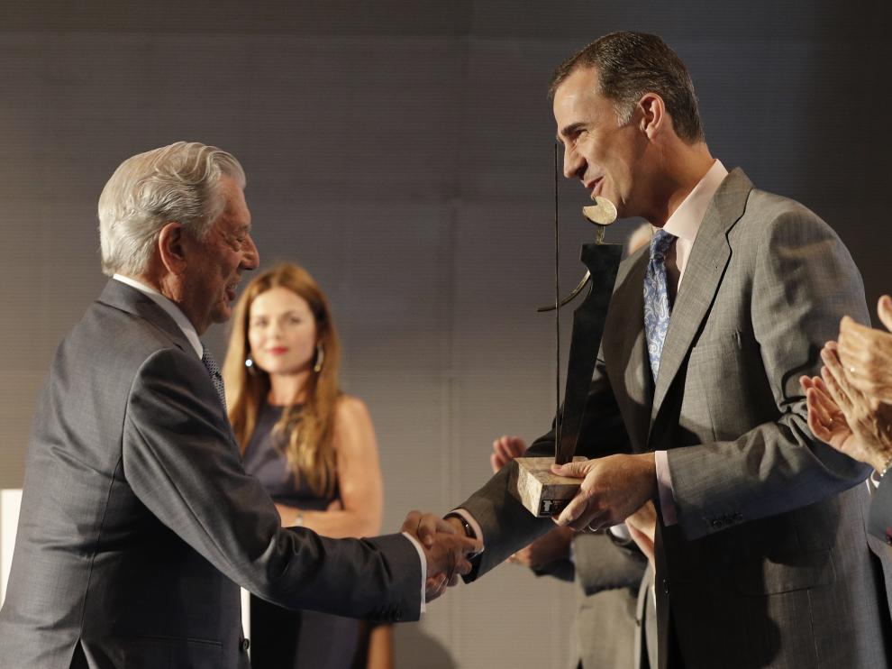 Felipe VI le entrega el Premio Don Quijote de Periodismo al escritor Mario Vargas Llosa