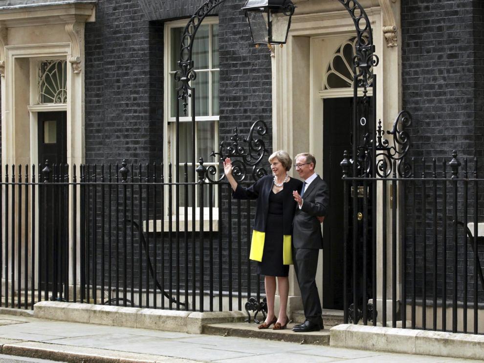 Theresa May y su marido, este miércoles en la puerta de Downing Street.