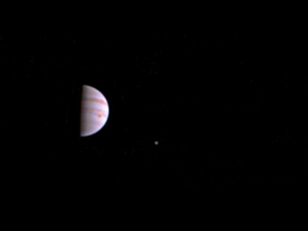 Primera imagen enviada por la cámara JunoCam en la órbita de Júpiter.