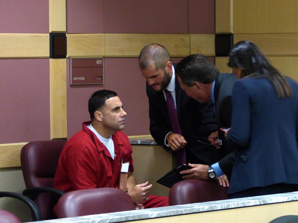 Pablo Ibar conversa con sus abogados durante un juicio.
