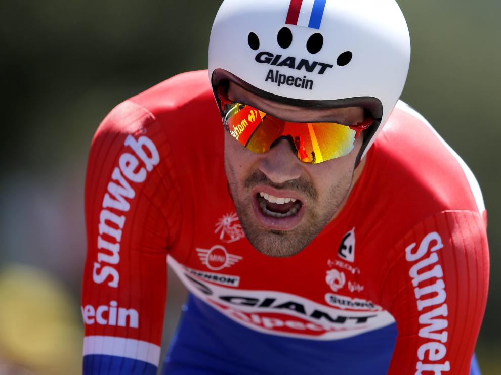 El holandés Tom Dumoulin cruza la línea de meta.