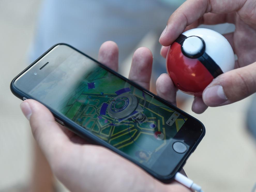 Un usuario juega a Pokémon Go.