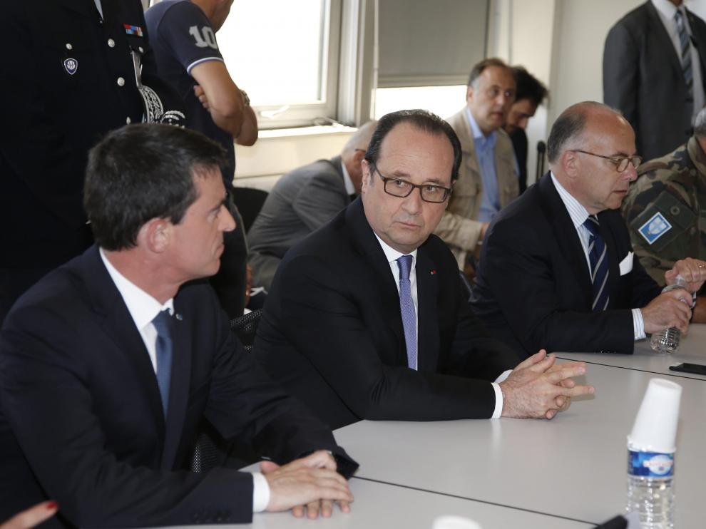 Valls, Hollande y Bernard Cazeneuve este viernes.