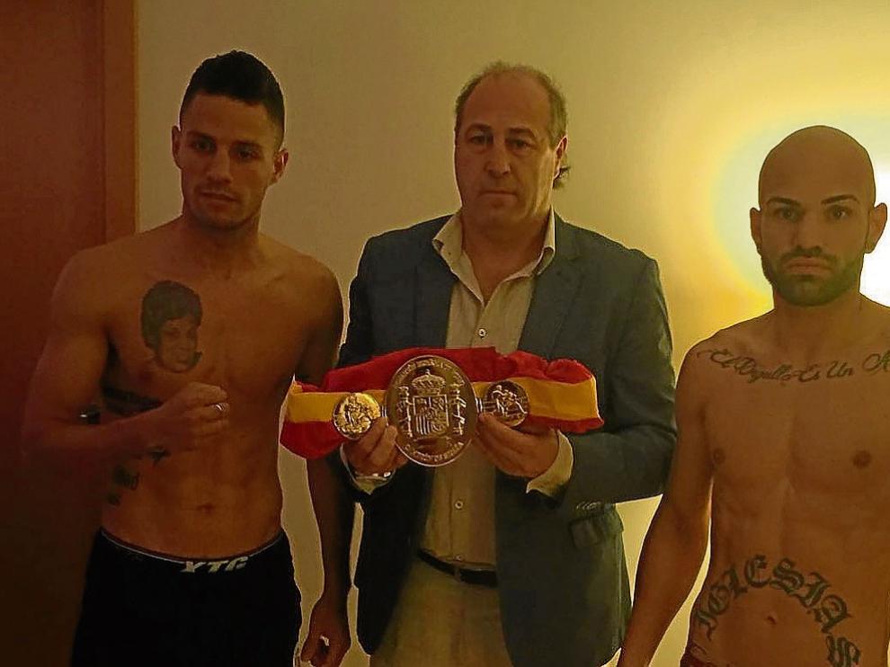 King Daluz, el delegado Alfonso Redondo y Eloy Iglesias, ayer durante el pesaje oficial en Casetas.