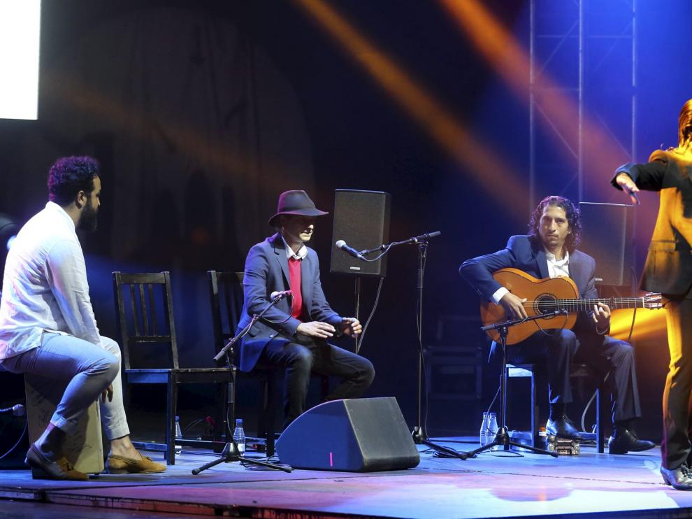 El Farru baila delante de Duquende, con sombrero, sobre el escenario flotante de Lanuza.