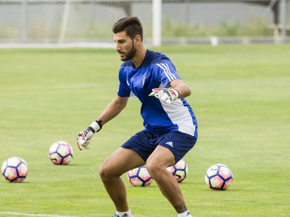 Álvaro Ratón, en una acción durante el entrenamiento del Real Zaragoza en la Ciudad Deportiva.