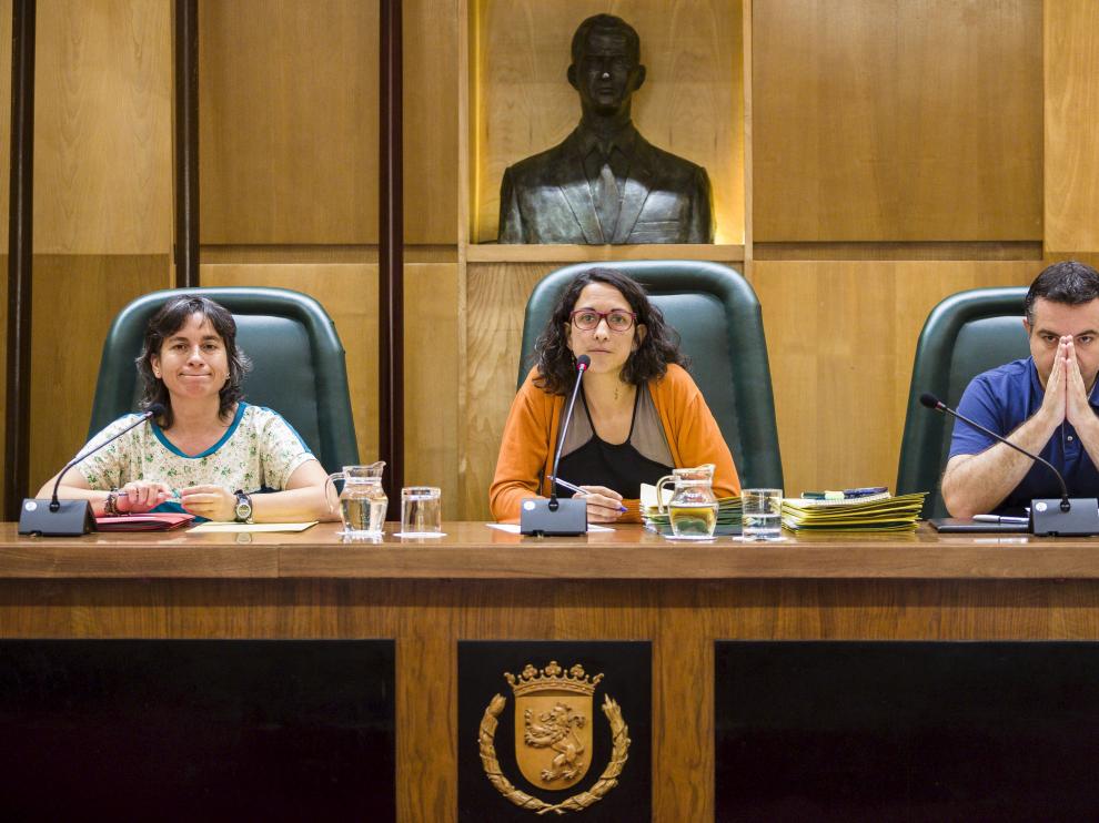 La concejal de Participación Ciudadana, Elena Giner, rodeada por Luisa Broto e Iván Andrés.