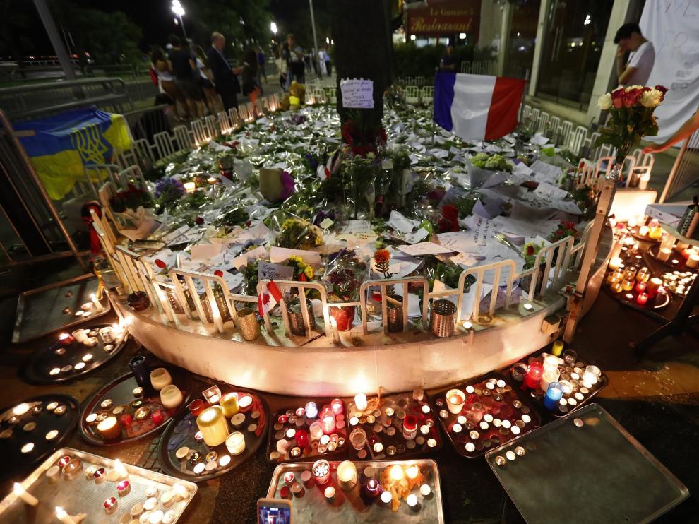 Improvisado memorial a las víctimas en el paseo de los Ingleses de Niza