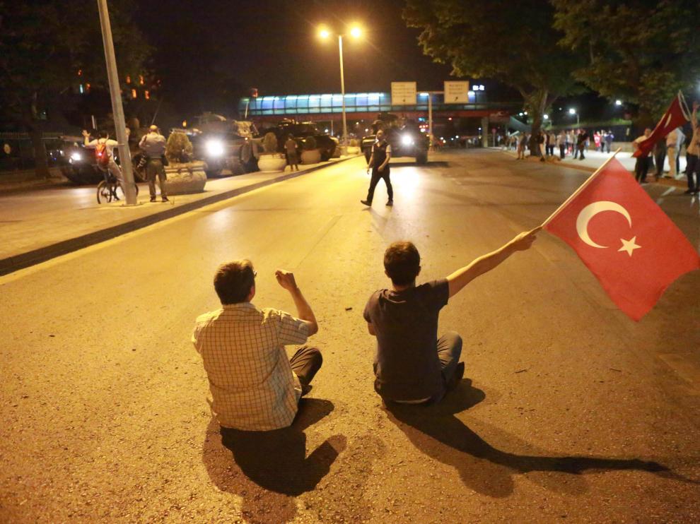 La gente en las calles de Ankara se ha enfrentado a los militares sublevados