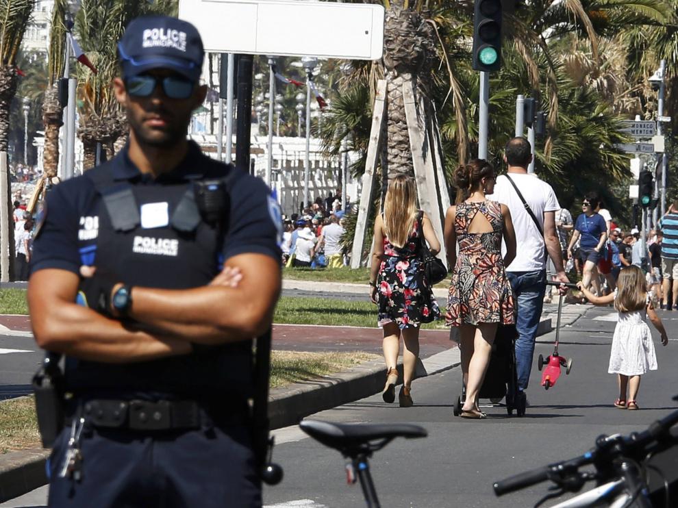 Un policía vigila en paseo de los Ingleses de Niza, el lugar de la tragedia