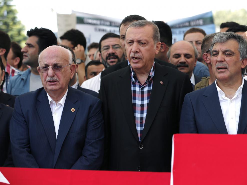 Erdogan, en el centro, en los entierros de los fallecidos durante el intento de golpe de estado en Turquía.