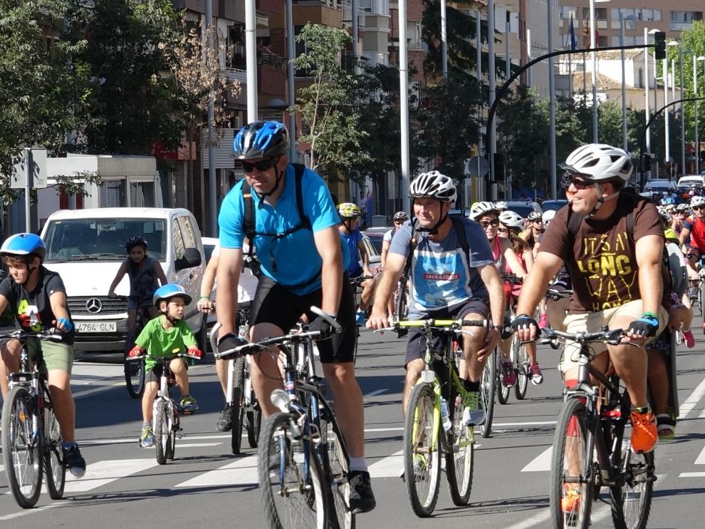 Imagen de los participantes atravesando la avenida de Madrid.