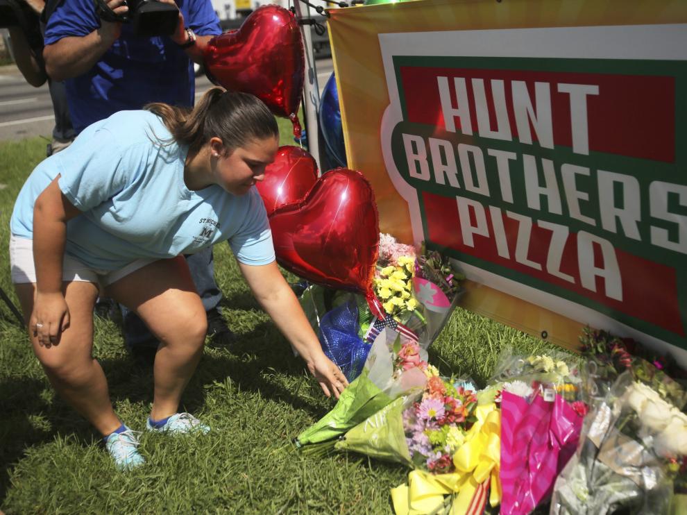 Los vecinos recuerdan a los policías heridos y asesinados en Baton Rouge.