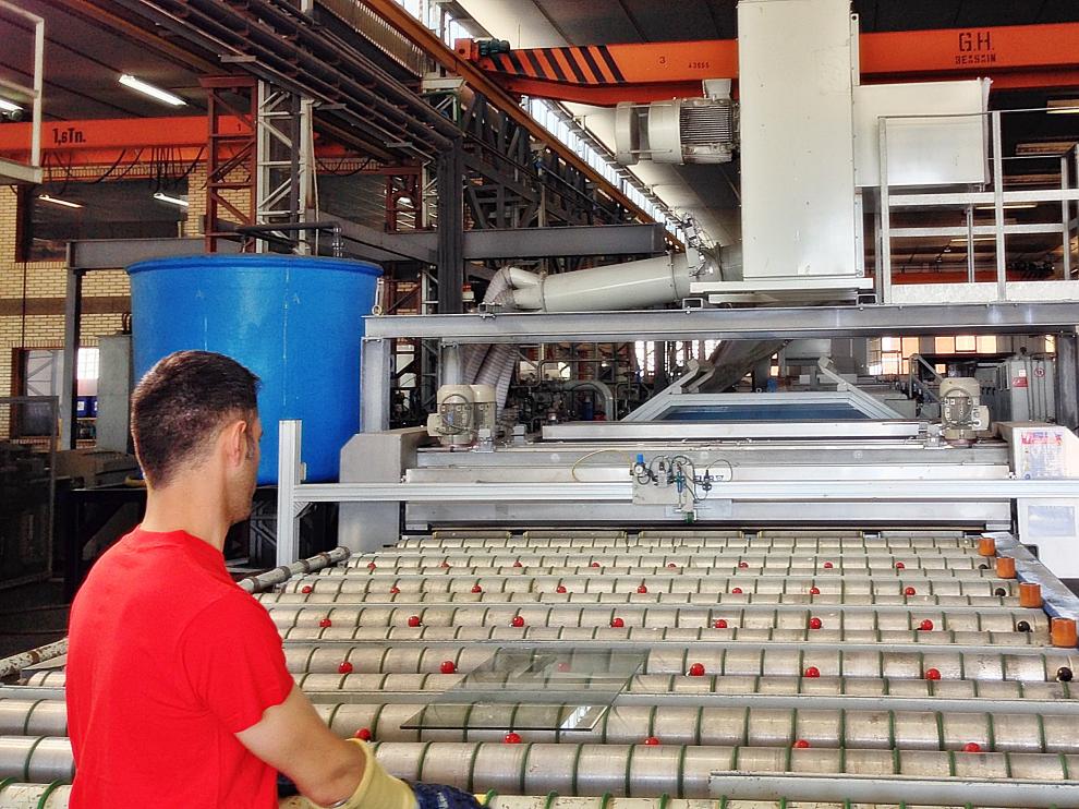 Un operario trabaja en una de las máquinas de Ariño Duglass en La Puebla de Alfindén.