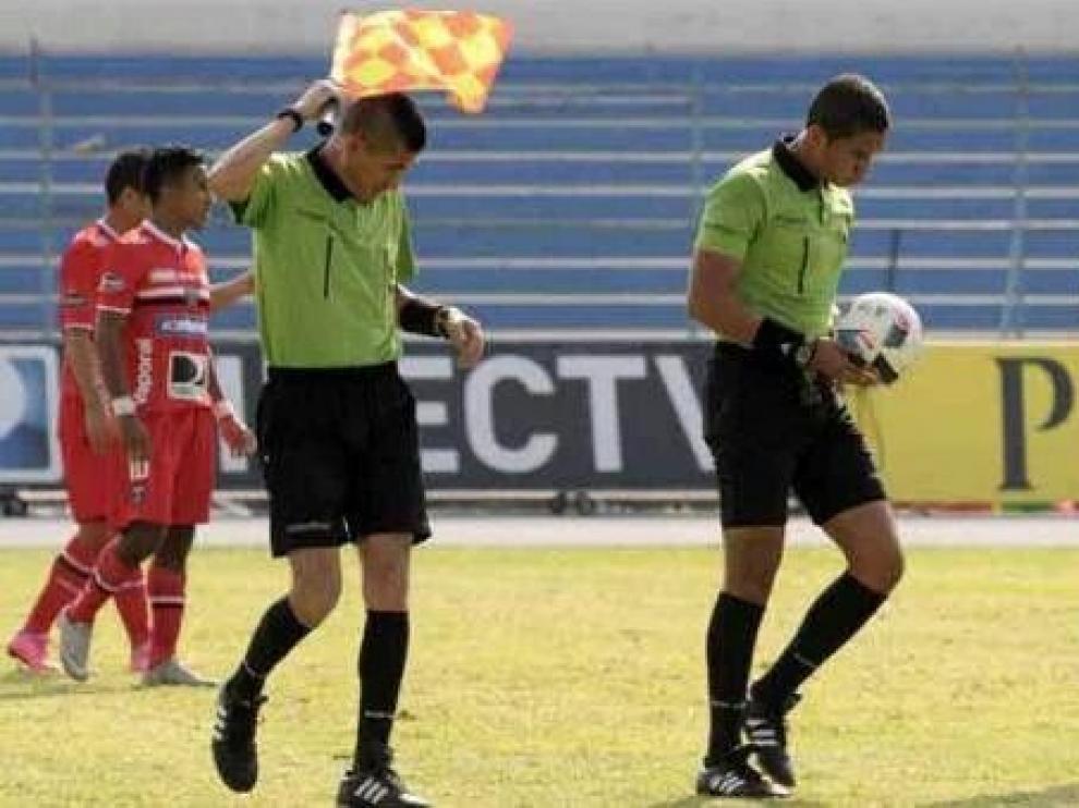 Una invasión de abejas obliga a suspender un partido en Ecuador.