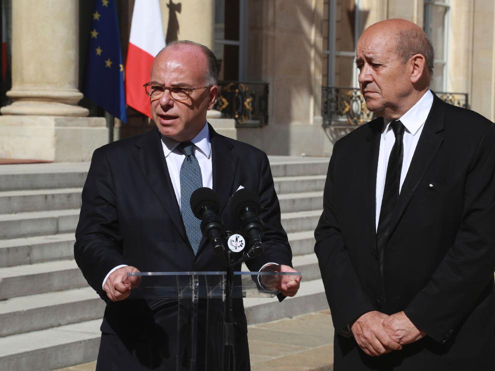 El ministro de Interior Bernard Cazeneuve y el ministro de Defensa Jean-Yves Le Drian en el Palacio presidencial en Paris