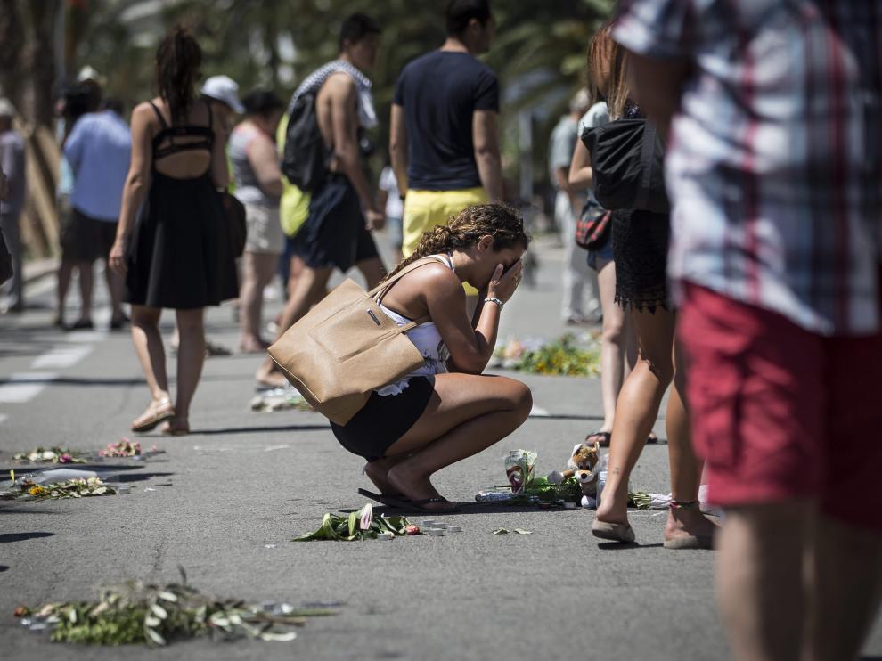 Disntintas personas han puesto flores en el paseo en señal de duelo y homenaje a las víctimas