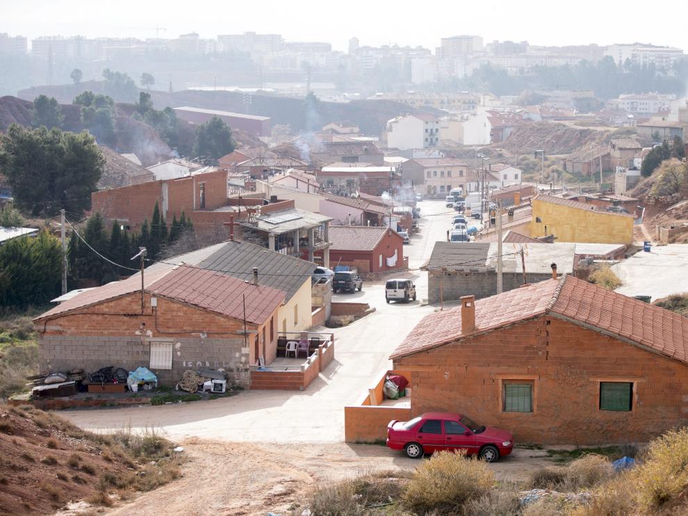 El barrio de Pomecia, ocupado por población gitana, se empezó a construir en los años 60 del siglo pasado después de que se levantaran ocho viviendas promovidas por Cáritas. Su crecimiento desordenado ha dado lugar a 70 edificaciones.
