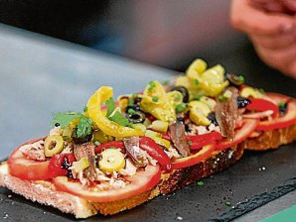 Tostada fría con piparras encurtidas.