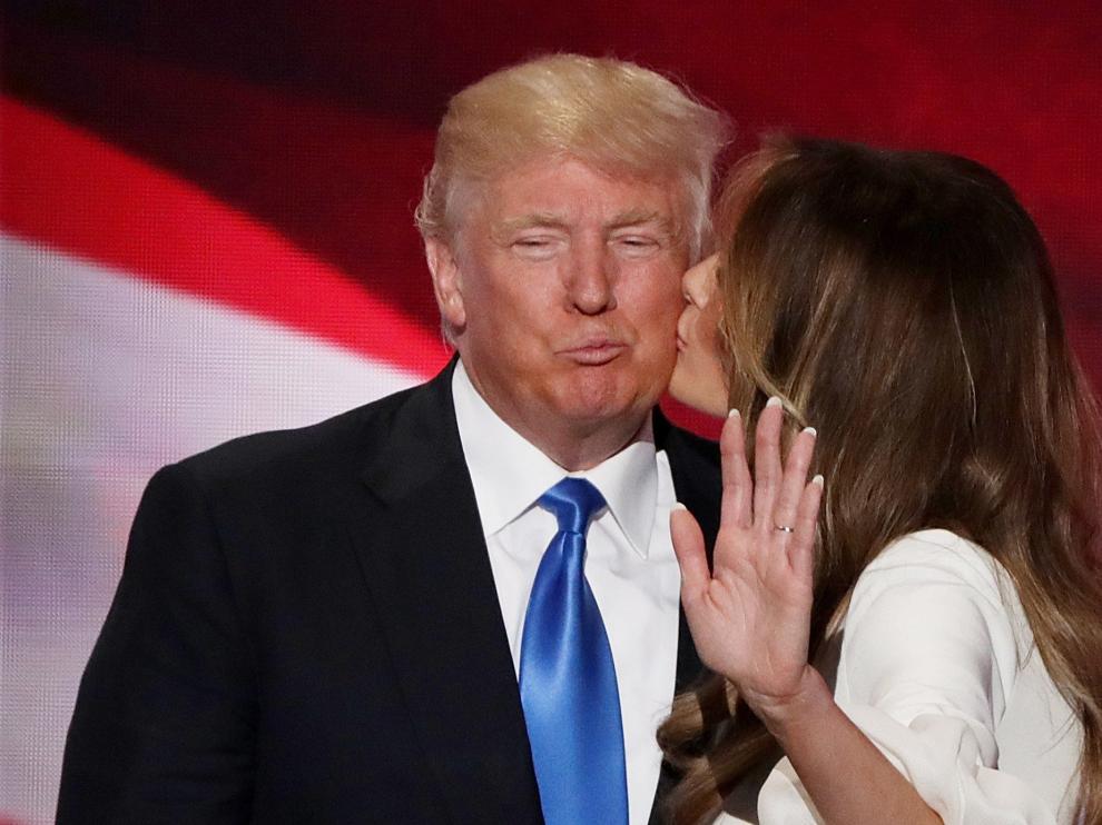 Donald Trump junto a su mujer, Melania Trump, en la sesión inaugural de la convención republicana.