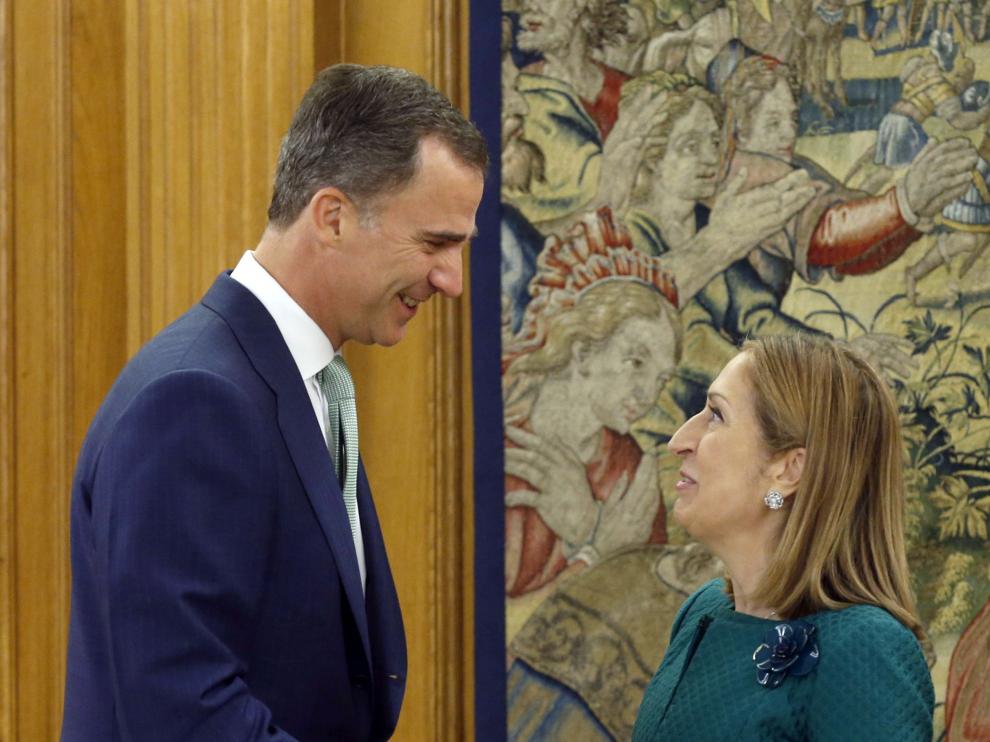 El Rey recibe a Ana Pastor en el Salón de Audiencias del Palacio de la Zarzuela