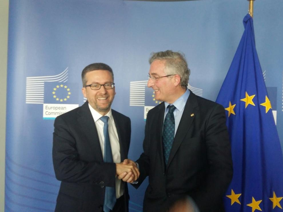 Joaquín Olona con el comisario europeo de Investigación Ciencia e Innovación, Carlos Moedas.