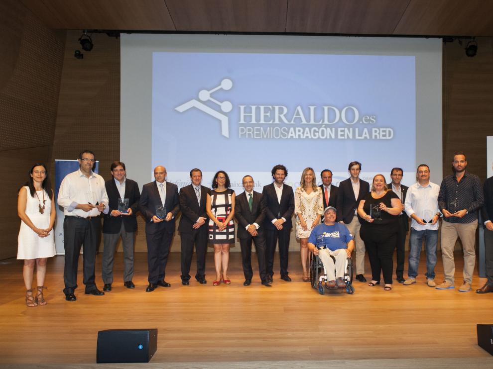 Los premiados y los representantes de la organización y patrocinadores que han entregado los galardones.