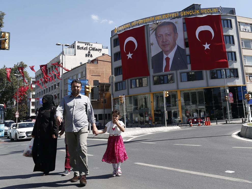 Una imagen del presidente Erdogan entre dos banderas de Turquía