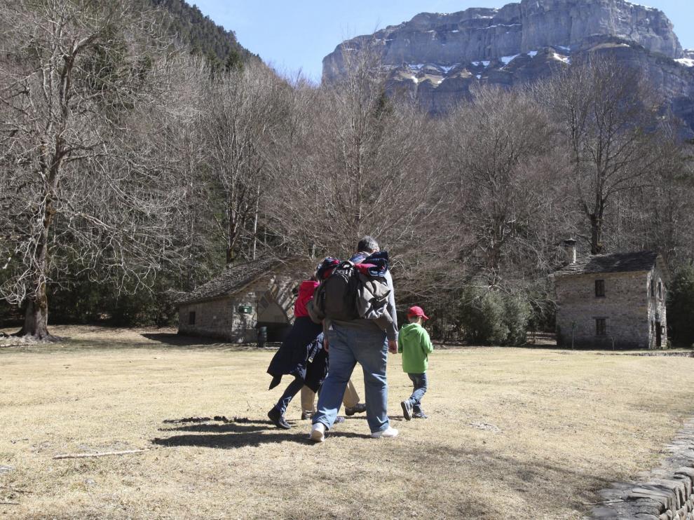 Varios turistas en la pradera del Parque Nacional de Ordesa.