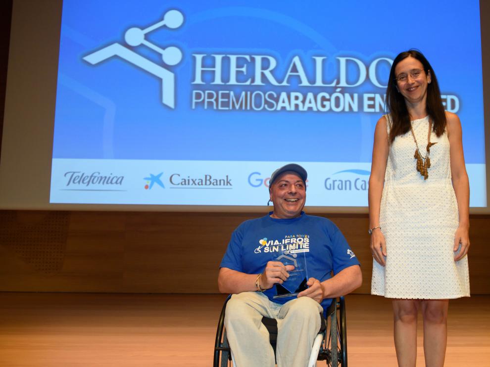 Miguel Nonay, autor de Viajeros Sin Límite, recogió el premio de Susana Betrán, gerente de Grancasa.