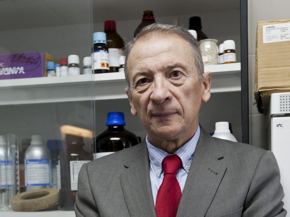 El químico aragonés Luis Oro, en la Facultad de Ciencias.