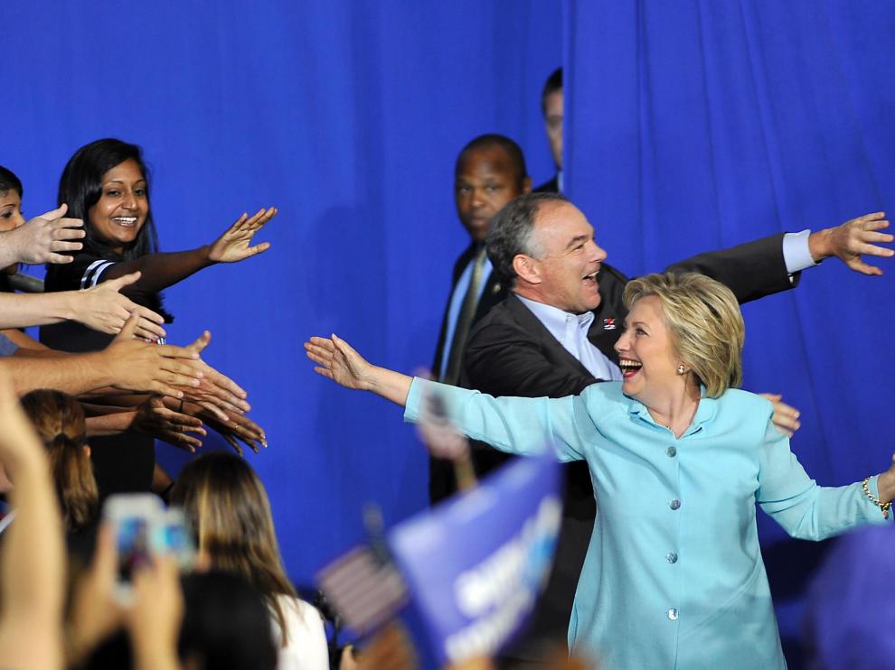 Hillary Clinton y su compañero en la carrera presidencial Tim Kaine