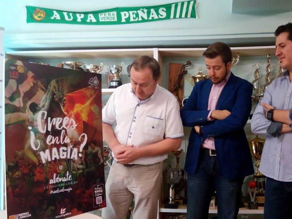 Junto al cartel promocional: Alberto Gracia, vicepresidente, Antonio Orús, presidente y Jesús Gracia, de la empresa Nova3Interactiva.