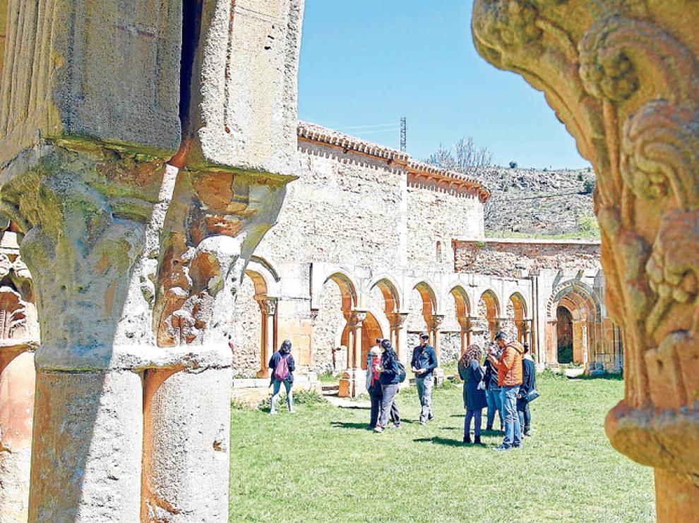 Turistas en los arcos de San Juan de Duero de Soria, el pasado mes de junio