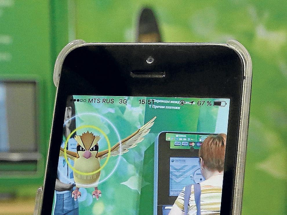 Una chica jugando a 'Pokémon GO'