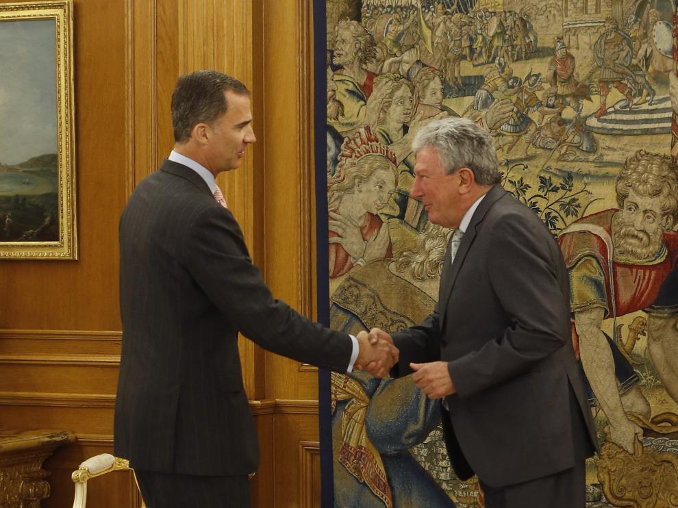 Don Felipe saluda a Pedro Quevedo, de Nueva Canarias.