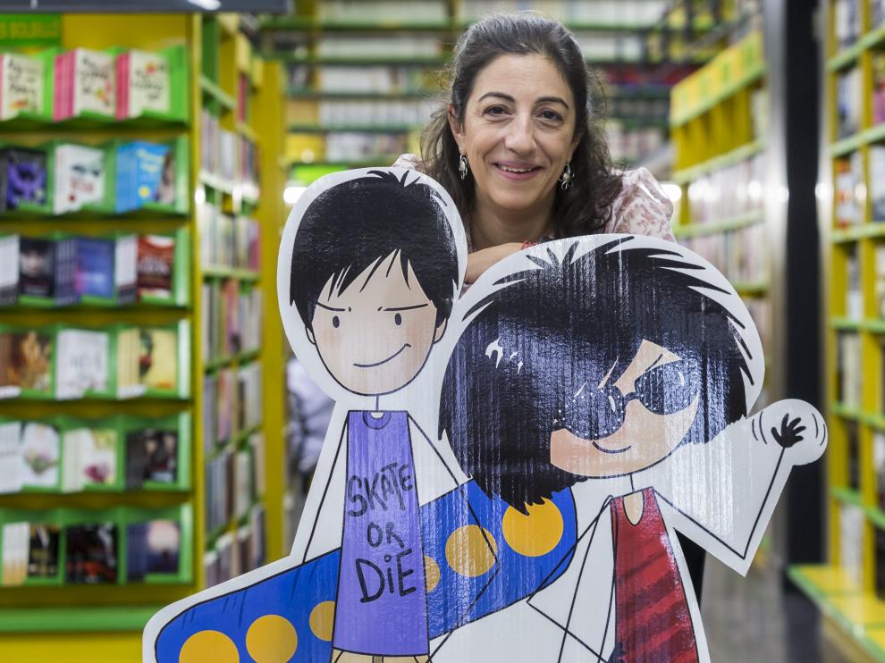 María Frisa, junto a algunos de los personajes de sus libros.