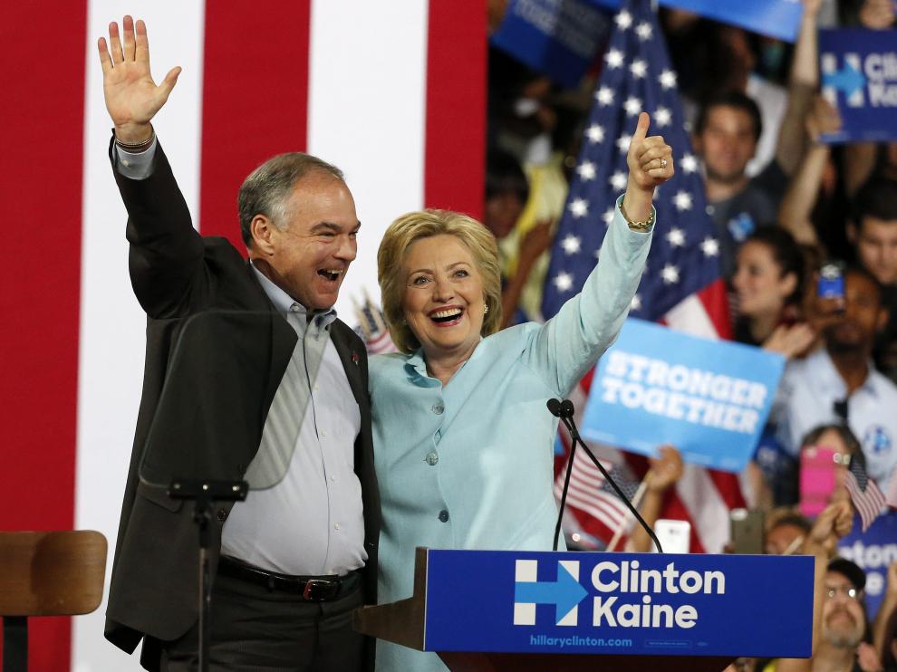 Tim Kaine y Hillary Clinton durante un acto de campaña en Miami.